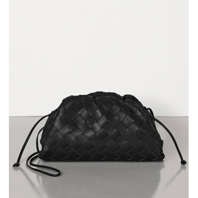 Bottega Veneta The Pouch 20 Clutch In Black Intrecciato Lambskin